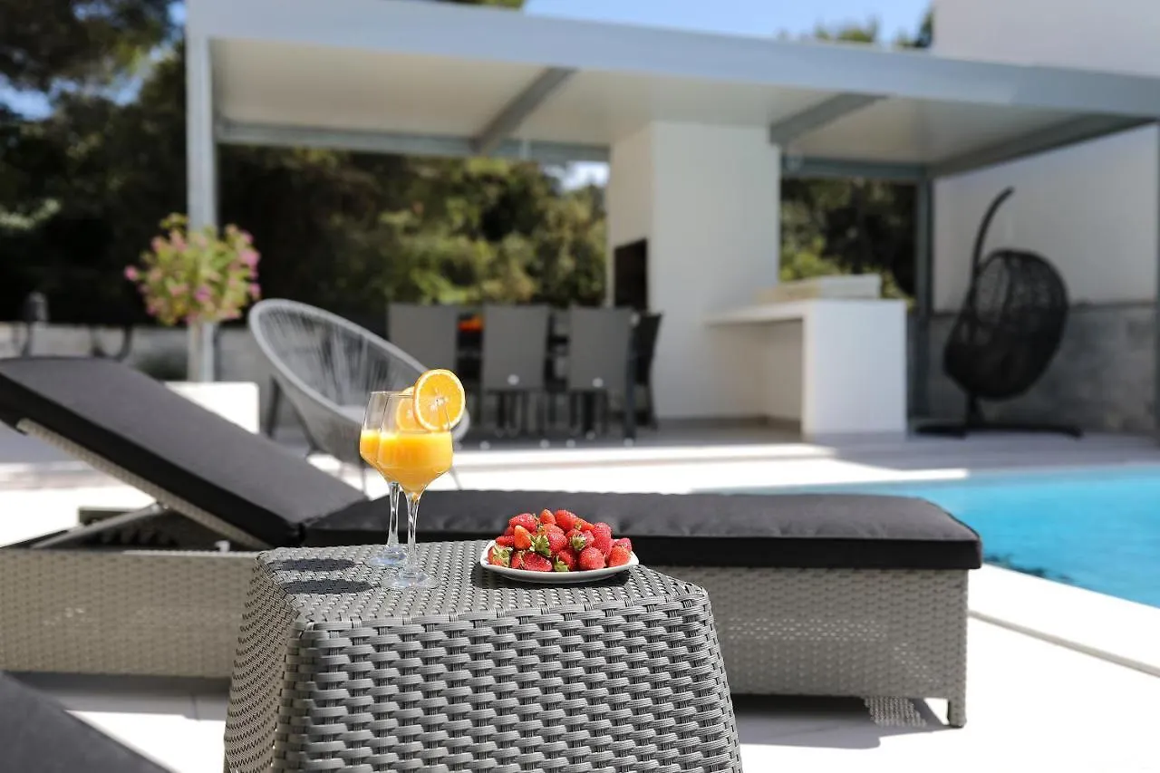 Apartment Luxury Villa Nada With Pool Petrčane